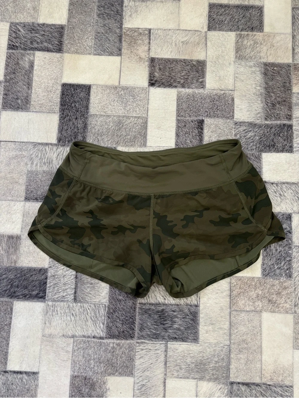 Lululemon Athletica Run: mini Speed Short 4-way stretch Camo/Green 🫒 Size 6